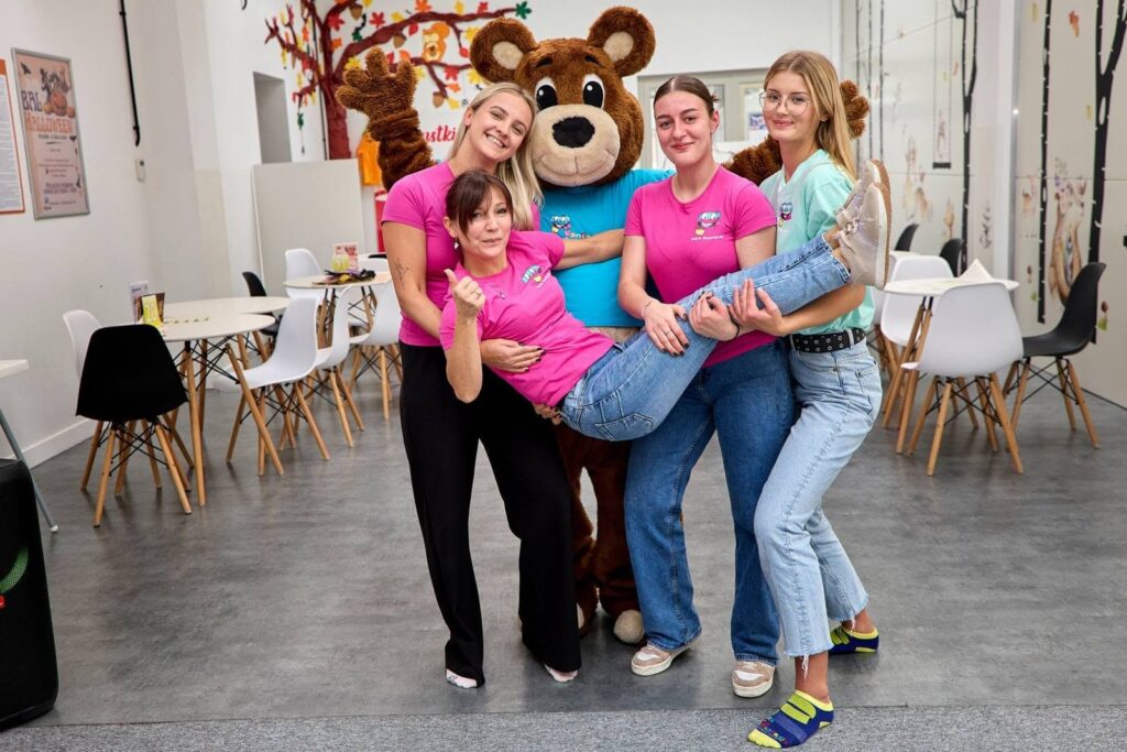Animatorki z maskotką misia w Parku Fantazja