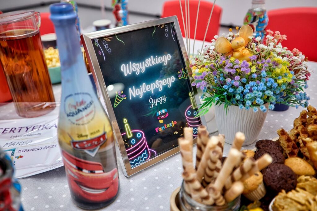 Stół urodzinowy z napojami i dekoracją w Parku Fantazja